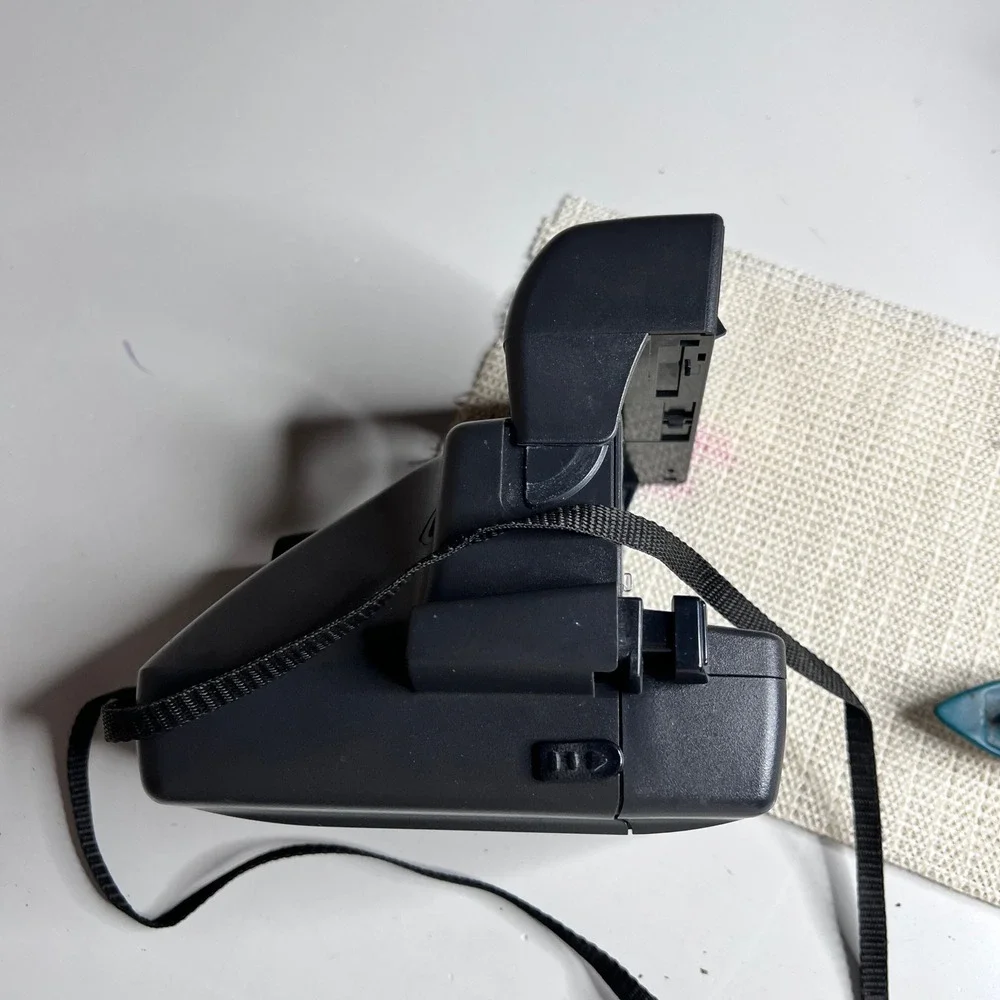 Polaroid OneStep‎ 600 Instant Film Camera Black with Built-in Flash Vintage